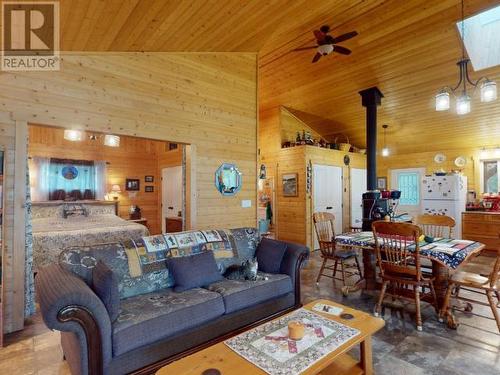 1837 Blubber Bay Rd, Texada Island, BC - Indoor Photo Showing Living Room