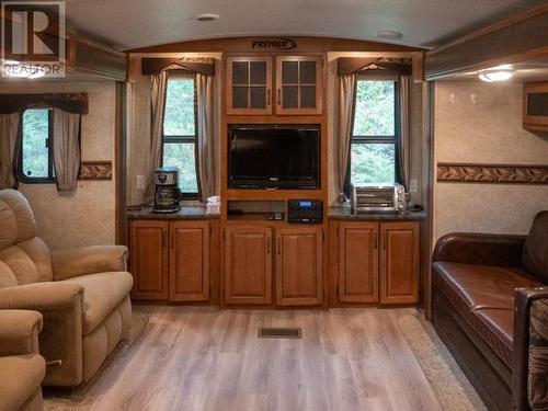 1837 Blubber Bay Rd, Texada Island, BC - Indoor Photo Showing Living Room