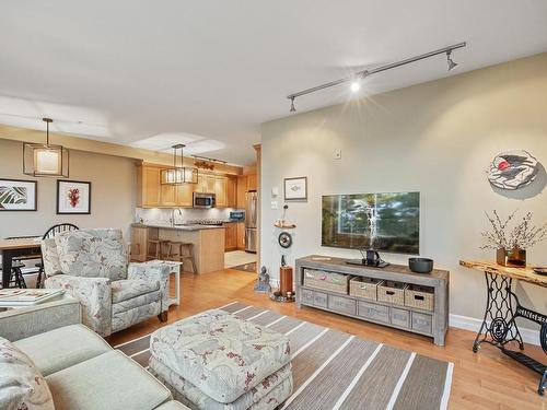 313-2300 Mansfield Dr, Courtenay, BC - Indoor Photo Showing Living Room