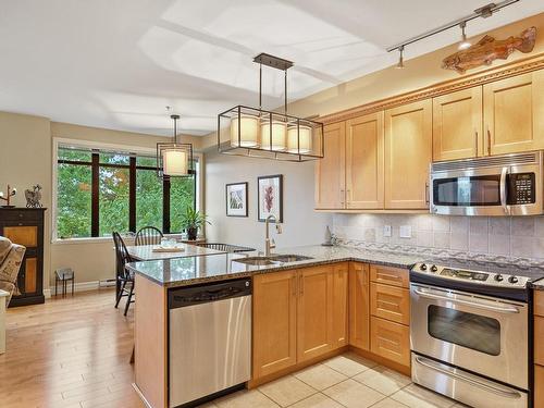 313-2300 Mansfield Dr, Courtenay, BC - Indoor Photo Showing Kitchen With Double Sink