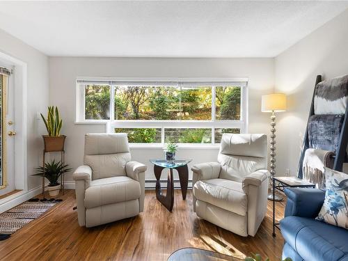 114-1685 Estevan Rd, Nanaimo, BC - Indoor Photo Showing Living Room