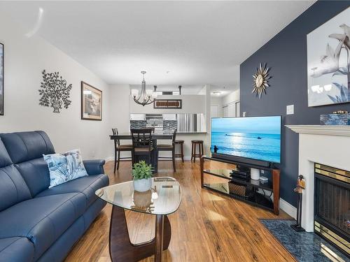 114-1685 Estevan Rd, Nanaimo, BC - Indoor Photo Showing Living Room