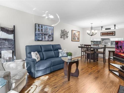 114-1685 Estevan Rd, Nanaimo, BC - Indoor Photo Showing Living Room