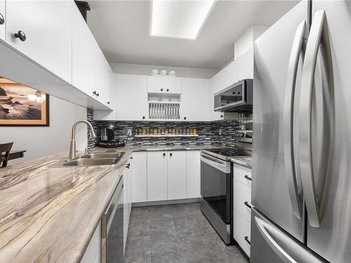 114-1685 Estevan Rd, Nanaimo, BC - Indoor Photo Showing Kitchen With Stainless Steel Kitchen With Double Sink With Upgraded Kitchen