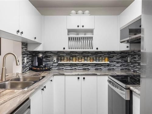 114-1685 Estevan Rd, Nanaimo, BC - Indoor Photo Showing Kitchen With Double Sink