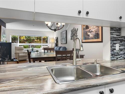 114-1685 Estevan Rd, Nanaimo, BC - Indoor Photo Showing Kitchen With Double Sink