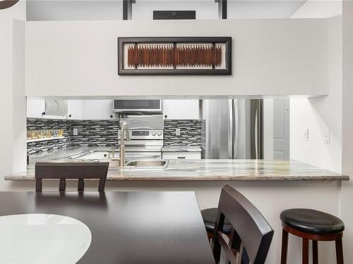 114-1685 Estevan Rd, Nanaimo, BC - Indoor Photo Showing Kitchen