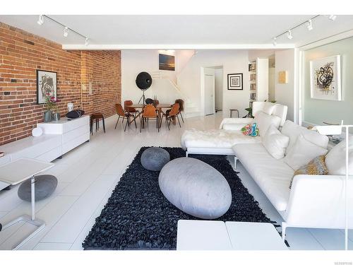 301-1407 Government St, Victoria, BC - Indoor Photo Showing Living Room