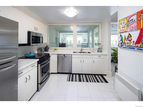 301-1407 Government St, Victoria, BC - Indoor Photo Showing Kitchen With Double Sink