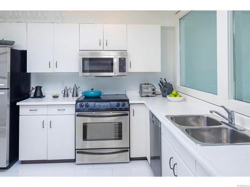 301-1407 Government St, Victoria, BC - Indoor Photo Showing Kitchen With Double Sink