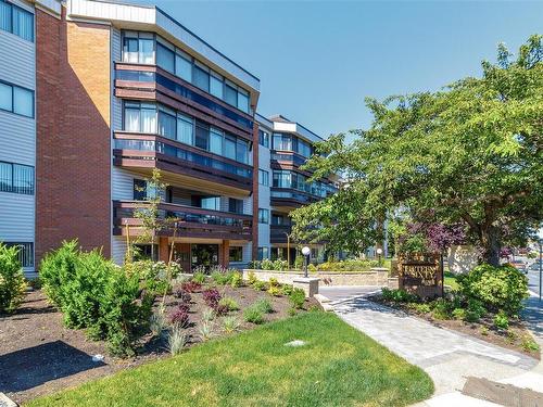 304-1560 Hillside Ave, Victoria, BC - Outdoor With Balcony