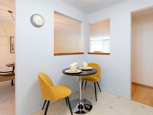 304-1560 Hillside Ave, Victoria, BC - Indoor Photo Showing Dining Room