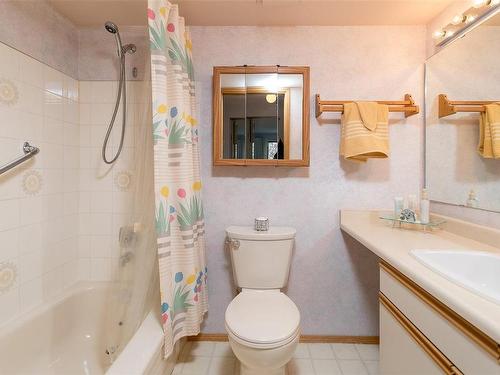 304-1560 Hillside Ave, Victoria, BC - Indoor Photo Showing Bathroom