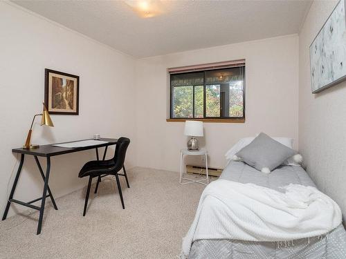 304-1560 Hillside Ave, Victoria, BC - Indoor Photo Showing Bedroom