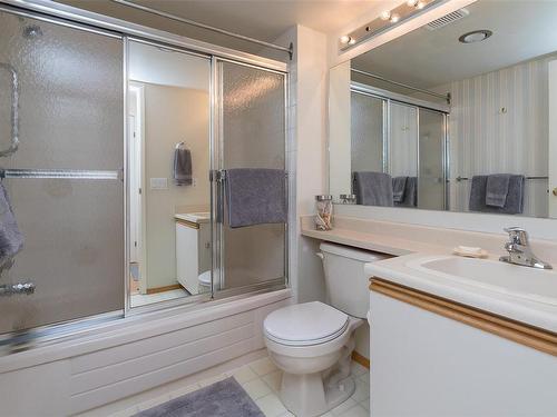 304-1560 Hillside Ave, Victoria, BC - Indoor Photo Showing Bathroom