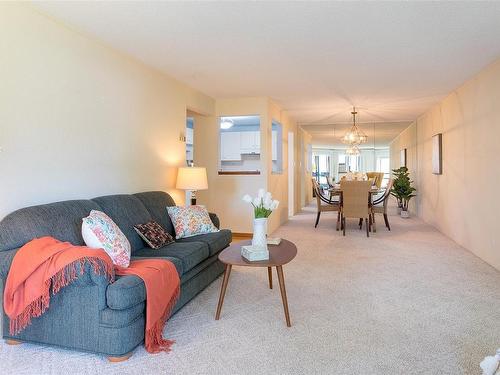 304-1560 Hillside Ave, Victoria, BC - Indoor Photo Showing Living Room