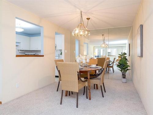 304-1560 Hillside Ave, Victoria, BC - Indoor Photo Showing Dining Room