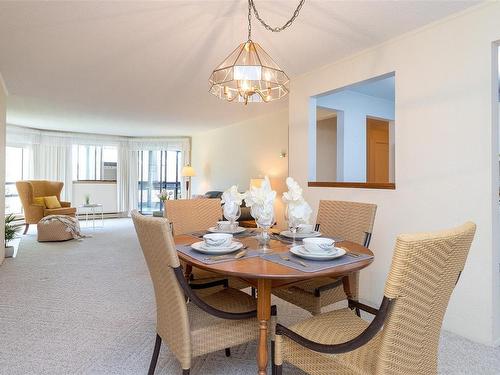 304-1560 Hillside Ave, Victoria, BC - Indoor Photo Showing Dining Room