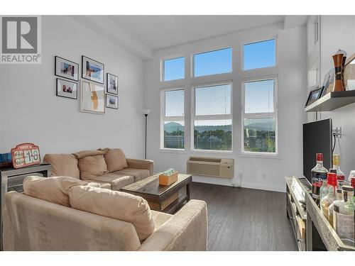 1800 Richter Street Unit# Ph12, Kelowna, BC - Indoor Photo Showing Living Room