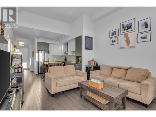 1800 Richter Street Unit# Ph12, Kelowna, BC - Indoor Photo Showing Living Room