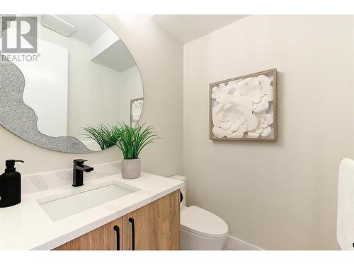 839 Lawson Avenue Unit# 2, Kelowna, BC - Indoor Photo Showing Bathroom