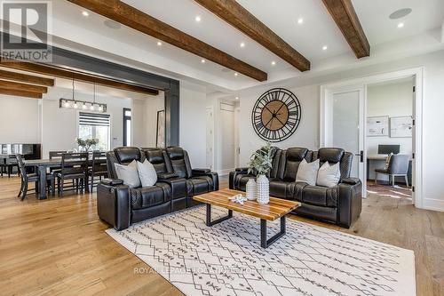 22 East John Street, Innisfil, ON - Indoor Photo Showing Living Room