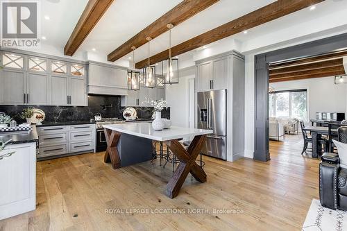 22 East John Street, Innisfil, ON - Indoor Photo Showing Kitchen With Upgraded Kitchen