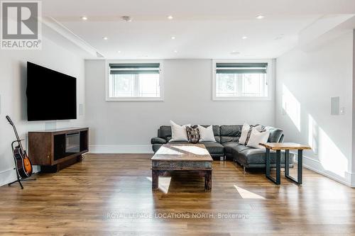 22 East John Street, Innisfil, ON - Indoor Photo Showing Living Room