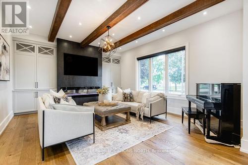 22 East John Street, Innisfil, ON - Indoor Photo Showing Living Room