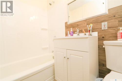 90 Franklin Avenue, Yorkton, SK - Indoor Photo Showing Bathroom