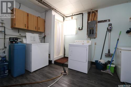 90 Franklin Avenue, Yorkton, SK - Indoor Photo Showing Laundry Room