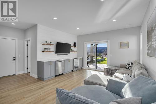 3043 Shaleview Drive, West Kelowna, BC - Indoor Photo Showing Living Room