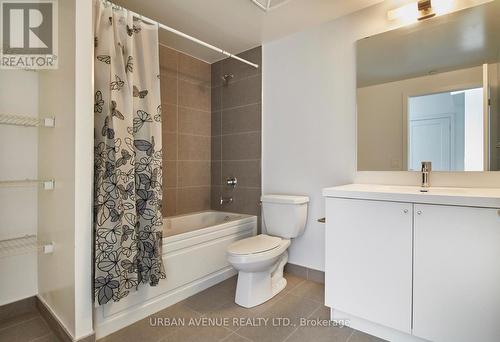 817 - 2550 Simcoe Street N, Oshawa, ON - Indoor Photo Showing Bathroom