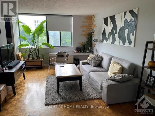 603 - 2871 Richmond Road, Ottawa, ON - Indoor Photo Showing Living Room