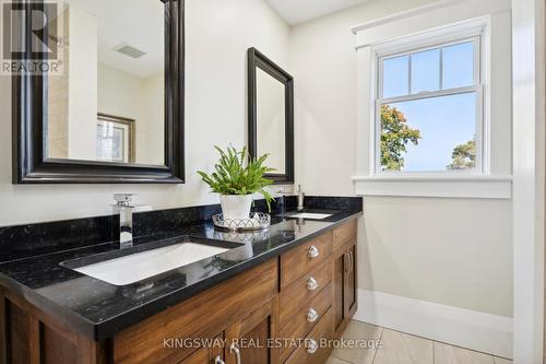 2612 10Th Line, Innisfil, ON - Indoor Photo Showing Bathroom