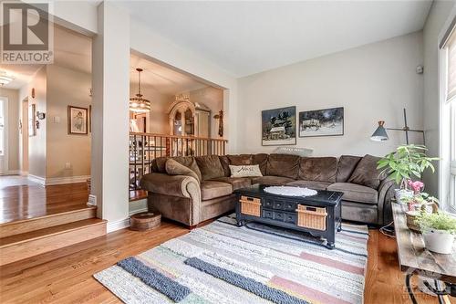 15 Foxhill Way Unit#A, Ottawa, ON - Indoor Photo Showing Living Room