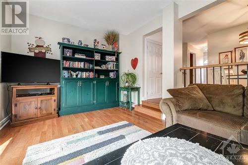 15 Foxhill Way Unit#A, Ottawa, ON - Indoor Photo Showing Living Room