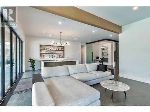 9436 Benchland Drive, Lake Country, BC - Indoor Photo Showing Living Room