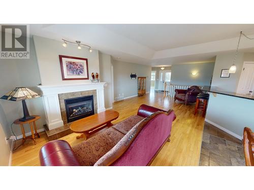 1401 30Th  N Avenue Unit# 27, Cranbrook, BC - Indoor Photo Showing Living Room With Fireplace