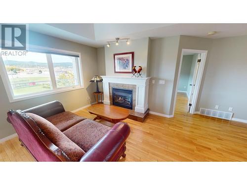 1401 30Th  N Avenue Unit# 27, Cranbrook, BC - Indoor Photo Showing Living Room With Fireplace