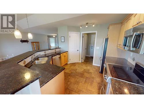 1401 30Th  N Avenue Unit# 27, Cranbrook, BC - Indoor Photo Showing Kitchen With Double Sink