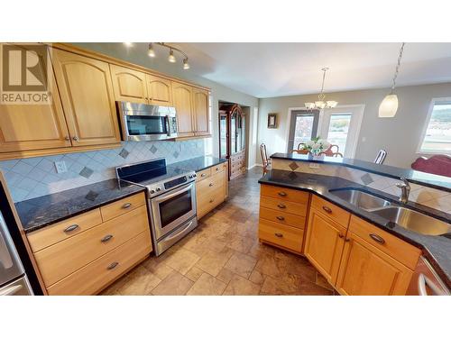 1401 30Th  N Avenue Unit# 27, Cranbrook, BC - Indoor Photo Showing Kitchen With Double Sink