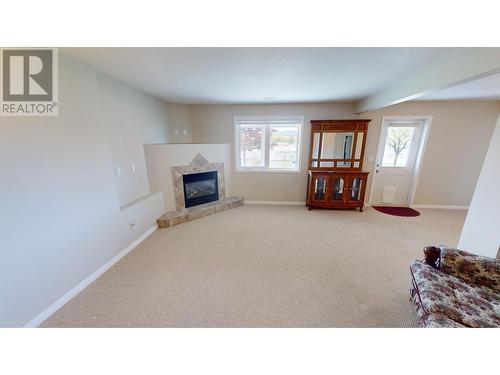 1401 30Th  N Avenue Unit# 27, Cranbrook, BC - Indoor Photo Showing Living Room With Fireplace