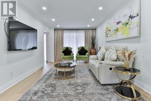 7 Underhill Crescent, Aurora, ON - Indoor Photo Showing Living Room