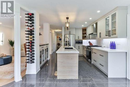 7 Underhill Crescent, Aurora, ON - Indoor Photo Showing Kitchen With Upgraded Kitchen