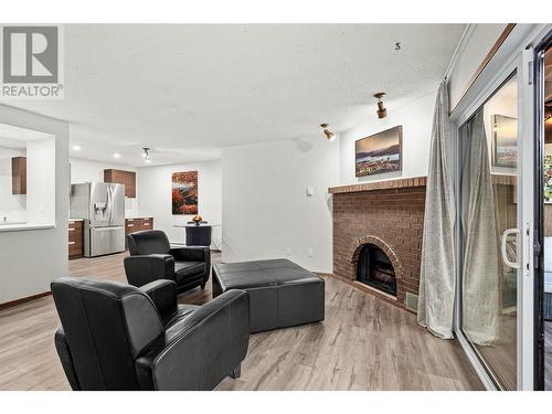 983 Bernard Avenue Unit# 105, Kelowna, BC - Indoor Photo Showing Living Room With Fireplace