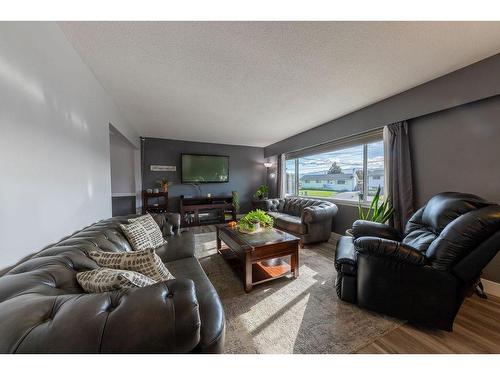 918 Cranbrook Place, Kamloops, BC - Indoor Photo Showing Living Room