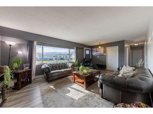 918 Cranbrook Place, Kamloops, BC - Indoor Photo Showing Living Room