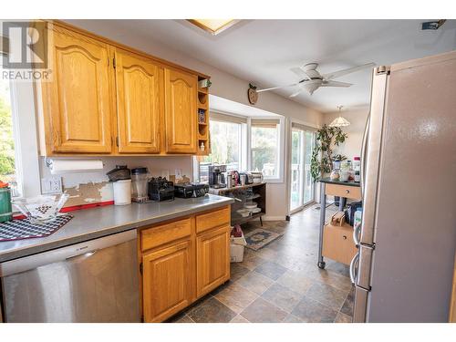 995 Sutcliffe Court, Kelowna, BC - Indoor Photo Showing Kitchen