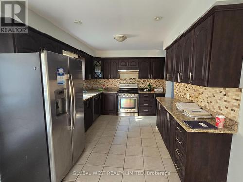 18 Samson Court, Brampton, ON - Indoor Photo Showing Kitchen With Upgraded Kitchen